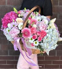 Композиция солнечный день в Волчихе Цветочная композиция из Розы, Хризантемы, Пионы и Лизиантусы в корзине в Волчихе